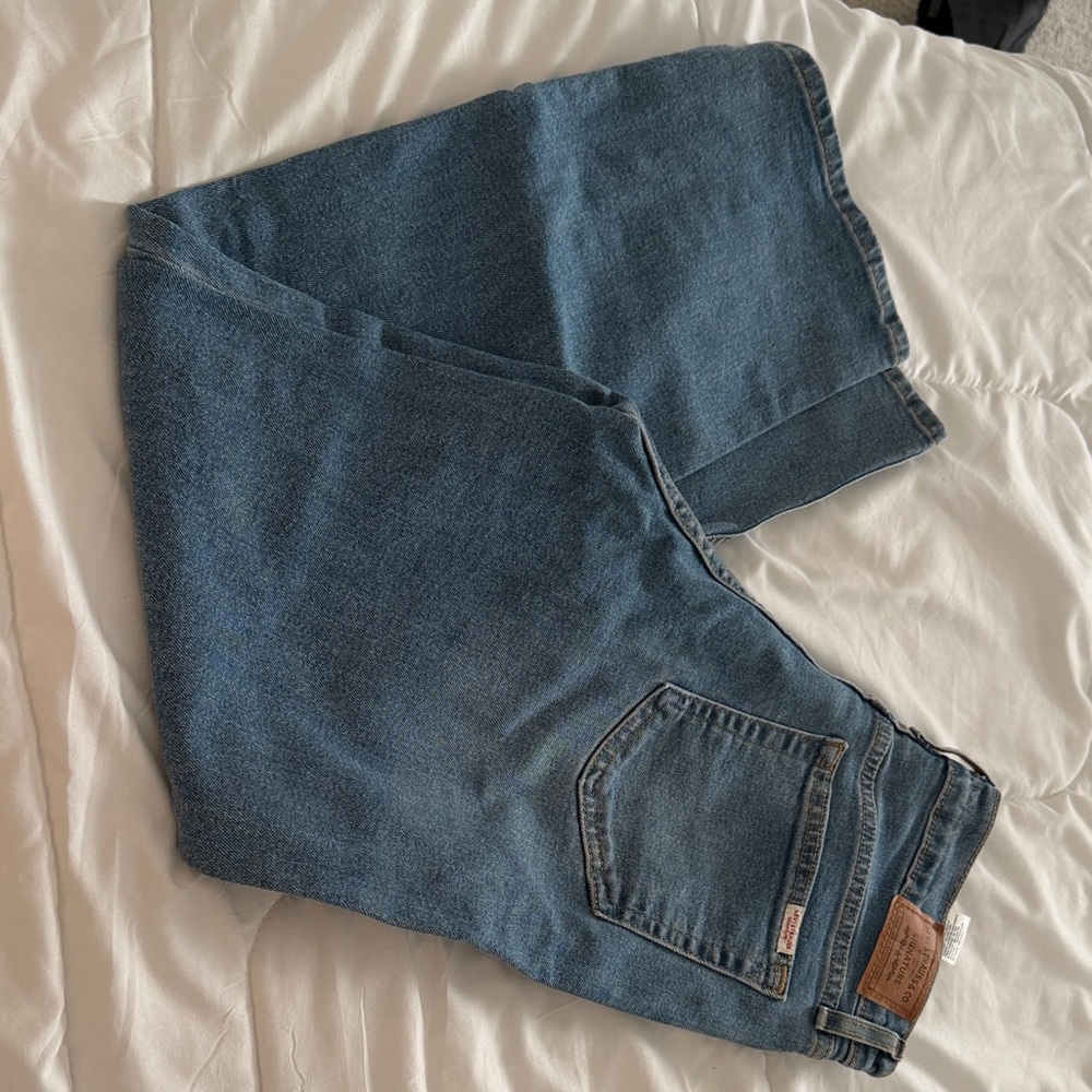 Levi's women’s Relaxed Straight-Leg Jeans in Medium Blue